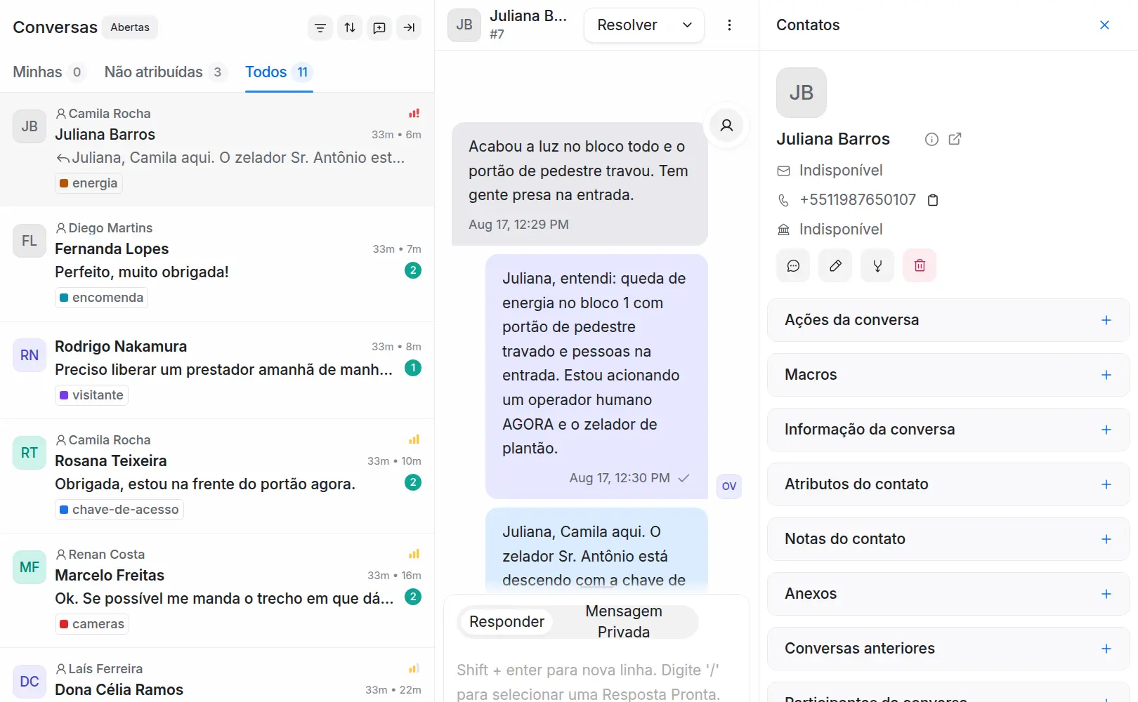 Conversa no CentralCom Chat: moradora relata queda de energia; o operador virtual aciona um humano e a operadora Camila responde